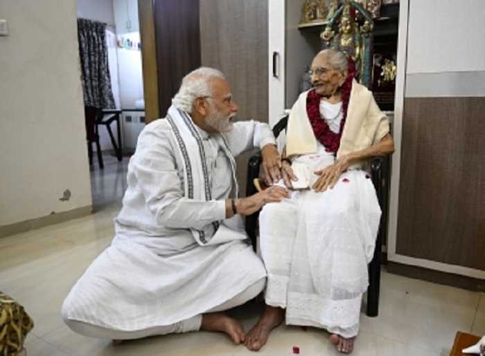 पीएम मोदी ने मां के 100 साल पूरे होने पर लिखा भावुकतापूर्ण ब्लॉग